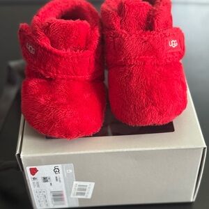 Red infant UGG Bixbee Crib Shoe (4/5)